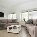 Wunderschoene Und Moderne Mit Garten إمدن