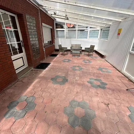 Wunderschoene Und Moderne Mit Garten Apartment